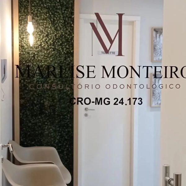 Entrada do consultório com parede verde e logo da Dra. Marlise Monteiro