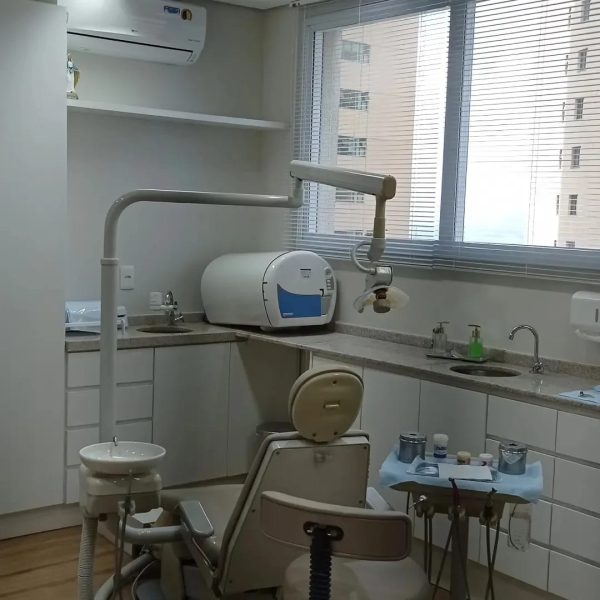 Sala de atendimento odontológico com equipamentos modernos