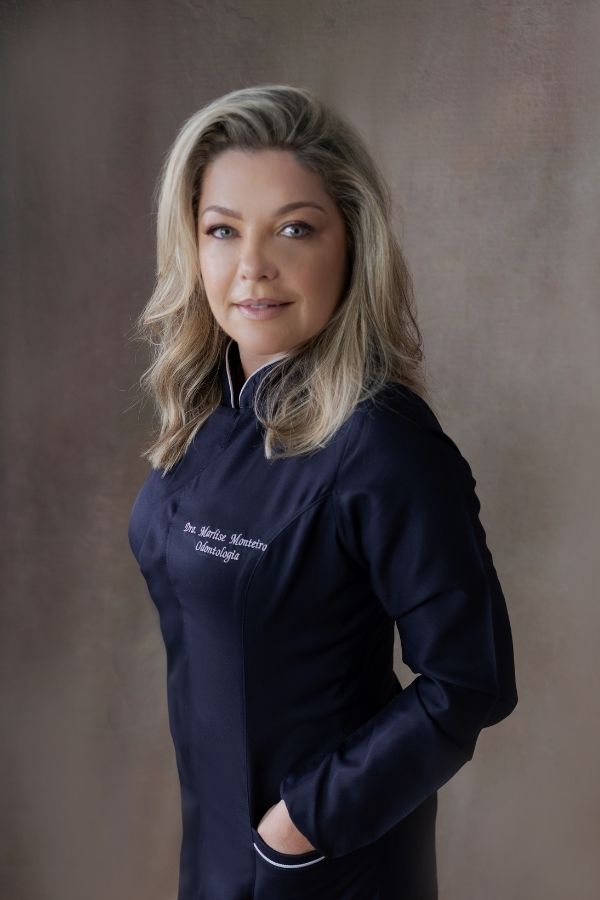 Dra. Marlise Monteiro em uniforme profissional